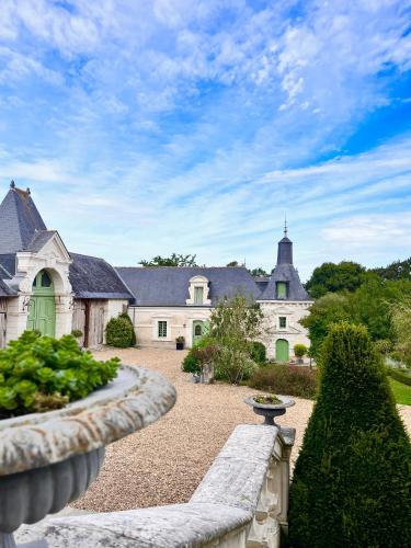 una grande casa bianca con un giardino di fronte di La Vieille Bouverie a Savennières