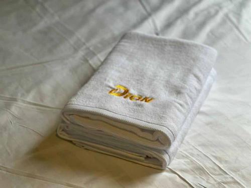 une pile de serviettes assises sur un lit dans l'établissement Spacious Townvilla - 10pax, à Puchong