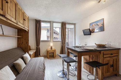une chambre avec un lit et un bureau dans une pièce dans l'établissement Chamonix Sud - Grepon 214 - Happy Rentals, à Chamonix-Mont-Blanc