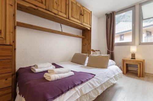 une chambre avec un lit avec deux serviettes dessus dans l'établissement Chamonix Sud - Grepon 214 - Happy Rentals, à Chamonix-Mont-Blanc