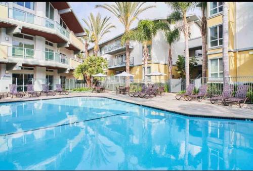 - une piscine en face d'un immeuble dans l'établissement OceanView 3BR 2B Condo: Your Serene Cloud Getaway, à Los Angeles