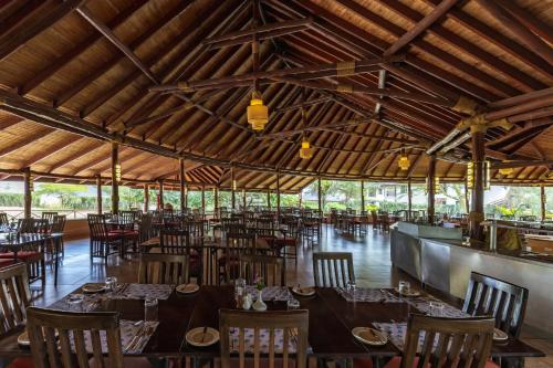 Sentrim Elementaita Lodge في Elmenteita: غرفة طعام مع طاولات وكراسي في مبنى