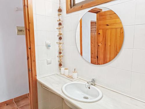 W łazience znajduje się umywalka i lustro. w obiekcie Apartamento Los Mangos w mieście Roquetas de Mar