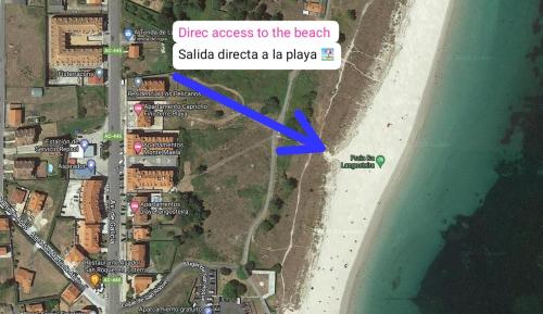 Un mapa de una playa con una flecha azul en Apartamento Quérote Fisterra1, en Finisterre