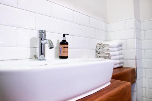 un lavandino in bagno con una bottiglia di sapone di The Nest Boutique Hostel a Galway