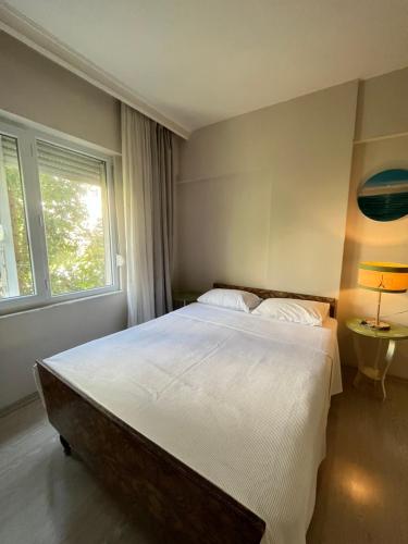 安塔利亞的住宿－Large and Simple Family House in Antalya Center，卧室配有一张大白色床和窗户