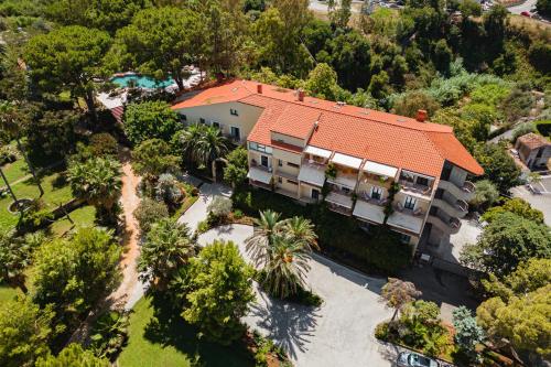 een luchtzicht op een huis met een oranje dak bij Alberi Del Paradiso in Cefalù