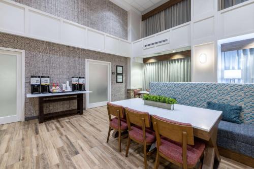 Η κουζίνα ή μικρή κουζίνα στο Newly Renovated-Hampton Inn & Suites Casper