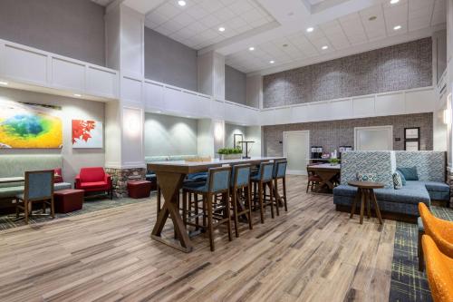 Χώρος καθιστικού στο Newly Renovated-Hampton Inn & Suites Casper