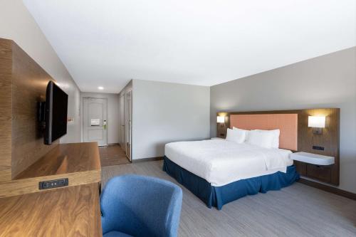 Ένα ή περισσότερα κρεβάτια σε δωμάτιο στο Newly Renovated-Hampton Inn & Suites Casper