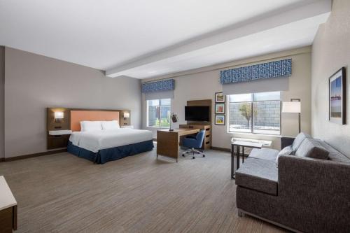 Ένα ή περισσότερα κρεβάτια σε δωμάτιο στο Newly Renovated-Hampton Inn & Suites Casper