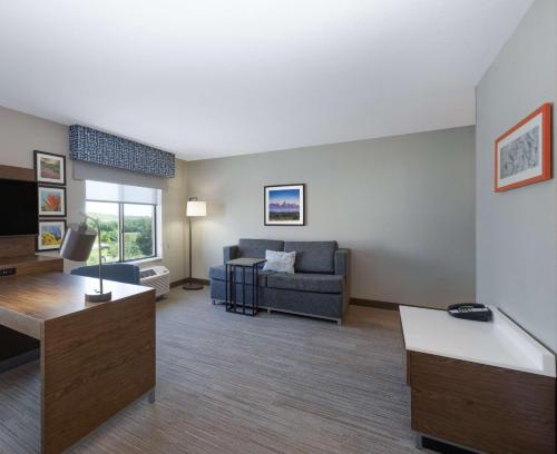 Χώρος καθιστικού στο Newly Renovated-Hampton Inn & Suites Casper