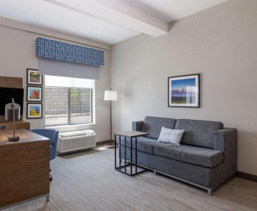 Χώρος καθιστικού στο Newly Renovated-Hampton Inn & Suites Casper
