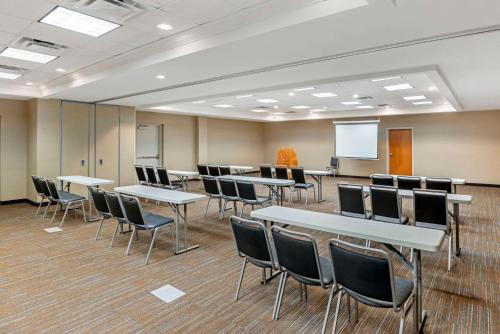 Der Geschäftsbereich oder Konferenzraum in der Unterkunft Comfort Suites At Virginia Center Commons
