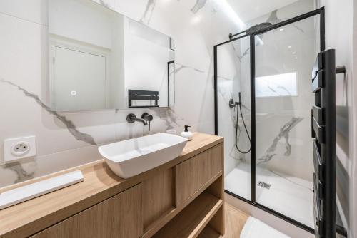 une salle de bain avec un lavabo et une douche dans l'établissement Centre - 5mn Palais - Plages - Croisette - AX, à Cannes
