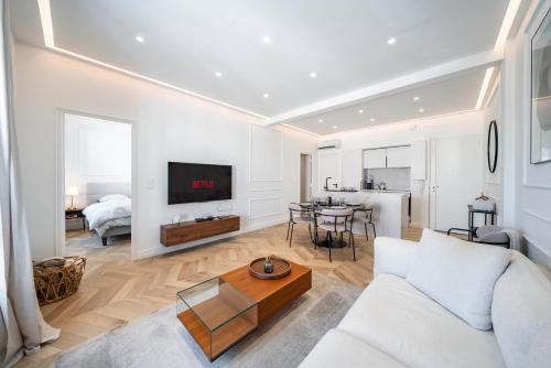 un salon avec un canapé et une table dans l'établissement Centre - 5mn Palais - Plages - Croisette - AX, à Cannes