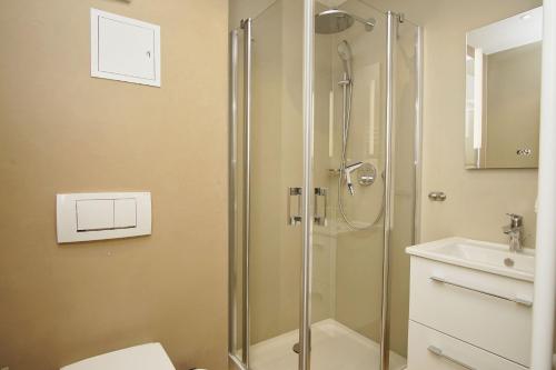a bathroom with a shower and a sink at schöne 2-Raum-Wohnung mit Balkon, gratis Nutzung vom AHOI Erlebnisbad und Sauna in Sellin - Villa Jolie FeWo 09 in Ostseebad Sellin