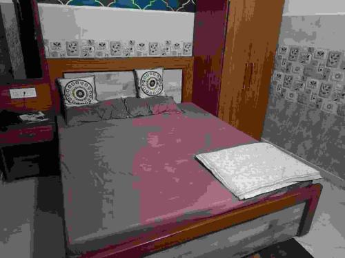 מיטה או מיטות בחדר ב-Spot On Om Fort Inn