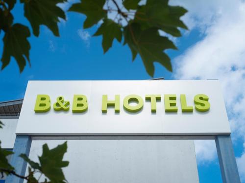 een bord voor een bdi hotel wordt getoond bij B&B Hotel Schwerin-Süd in Schwerin
