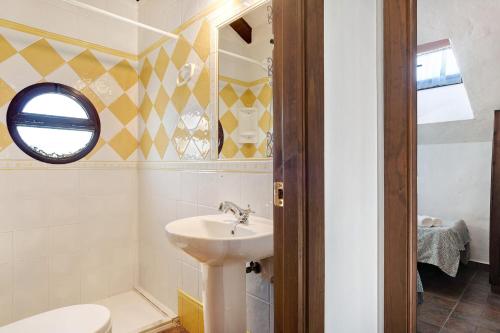 カディスにあるVilla Negoの洗面台、トイレ、窓のあるバスルーム