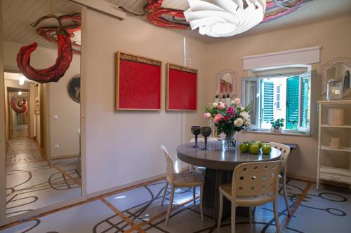 una sala da pranzo con tavolo e sedie di La Casetta di Borgo -Appartamento Peperone a Laiatico