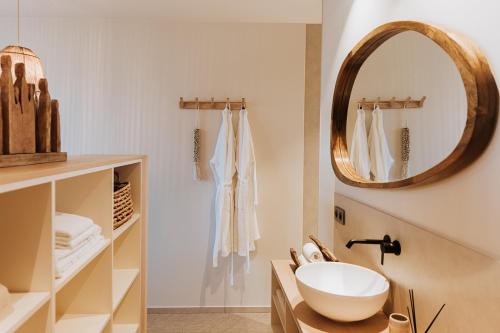 uma casa de banho com um lavatório e um espelho em BONK suites em Middelkerke