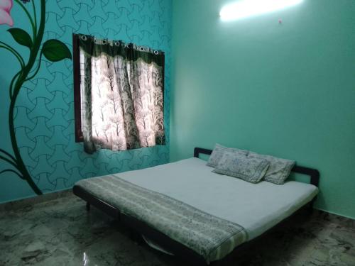 Ένα ή περισσότερα κρεβάτια σε δωμάτιο στο SHI's Spacious 2BHK Home Stay at Thanjavur