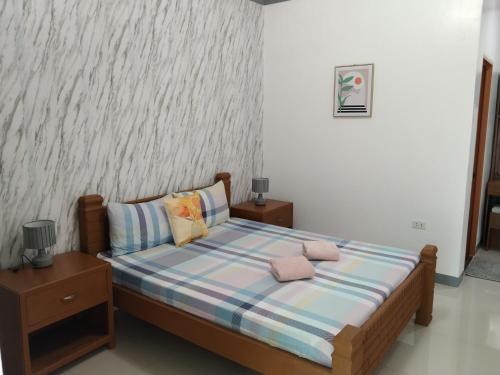 1 dormitorio con 1 cama y 2 mesitas de noche en ELEN INN - Malapascua Island FAN ROOM #2, en Isla de Malapascua