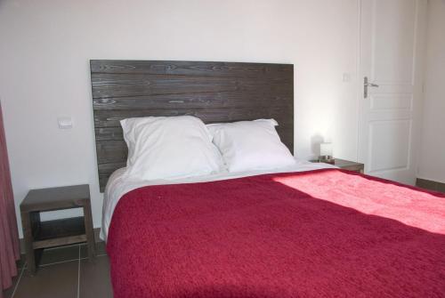 Lagrange Vacances Le Pic de l'Ours في فونت رومو: غرفة نوم بسرير كبير مع بطانية حمراء