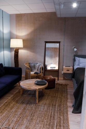 - un salon avec un canapé et une table basse dans l'établissement Sångbergs Hotell, à Tranemo