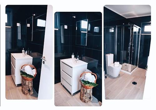 2 fotos de un baño con aseo y lavabo en Trancoso Ecohouse, en Trancoso
