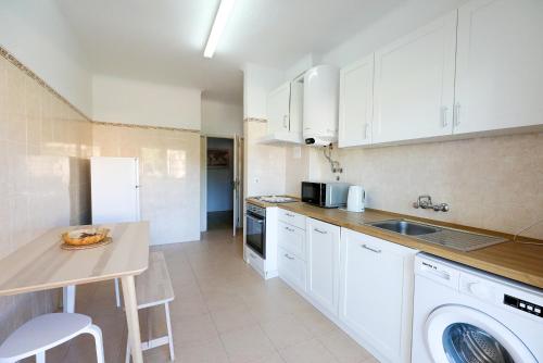 Kuchyň nebo kuchyňský kout v ubytování B68 - Luz Vista Mar Apartment