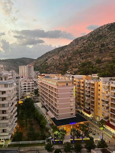 vistas a una ciudad con edificios y montañas en Hotel Adria, en Shëngjin