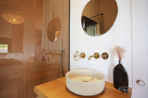 a bathroom with a bowl sink and a shower at les Hauts de Rébeillou - Cabane Spa in Flourens