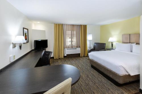Habitación de hotel con cama y mesa en Candlewood Suites Tyler, an IHG Hotel en Tyler