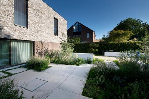 a garden in front of a brick building at Nuit Blanche in Oud-Heverlee