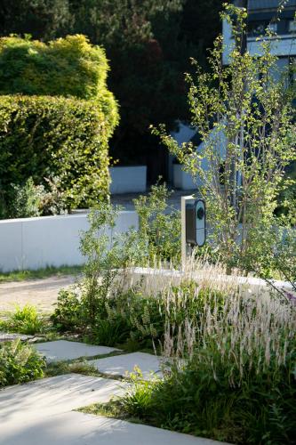 Ein Garten an der Unterkunft Nuit Blanche