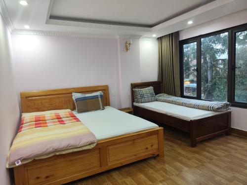 Giường trong phòng chung tại Quê Hương house
