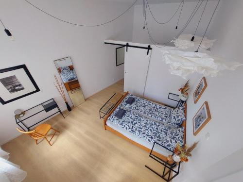 an overhead view of a bedroom with a bed and a chair at Apartament Aleja Przyjaźni in Gliwice