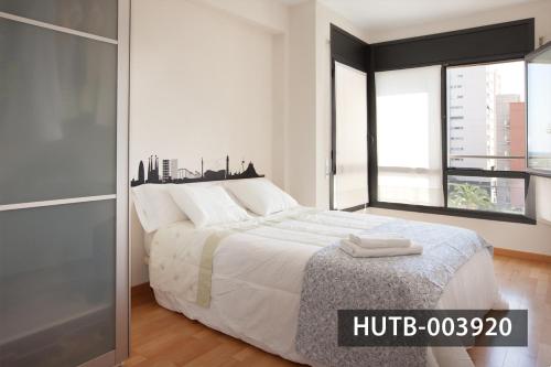 um quarto com uma cama grande e uma janela grande em Splash em Barcelona