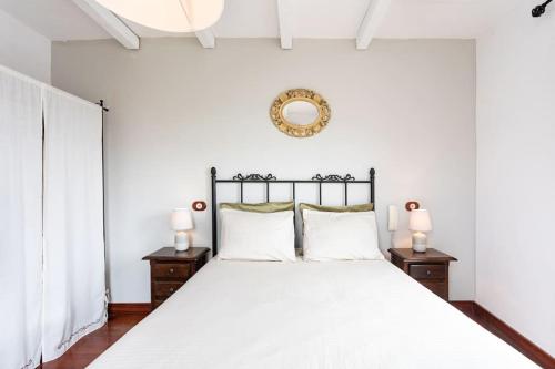 Ένα ή περισσότερα κρεβάτια σε δωμάτιο στο Rural house with traditional architecture S. XIX
