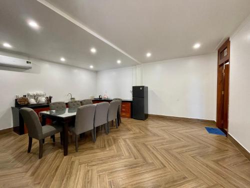 a dining room with a table and chairs at TRANG Homestay in Bao Loc