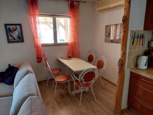 a living room with a table and chairs and a couch at מצפה 1050 in Neve Ativ