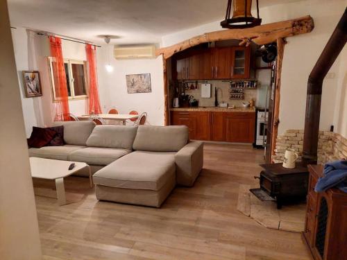 a living room with a couch and a kitchen at מצפה 1050 in Neve Ativ