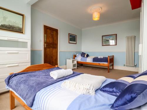 une chambre avec deux lits et une chambre avec un autre lit dans l'établissement The Pink House, à Felixstowe
