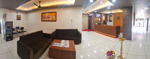 Hotel Crown Inn في دهرواد: غرفة معيشة مع كنبتين وطاولة قهوة