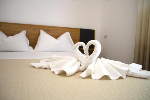 dos cisnes envueltos en toallas sentadas en una cama en Le due sorelle ALE, en Civitanova Marche