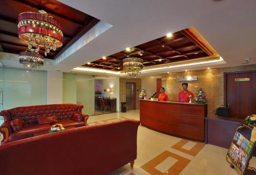a lobby with a bar with two men at the counter at Cochin Palace in Cochin