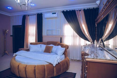 GwarinpaにあるSomewhere Apartmentのカーテン付きのベッドルーム1室(大型ベッド1台付)