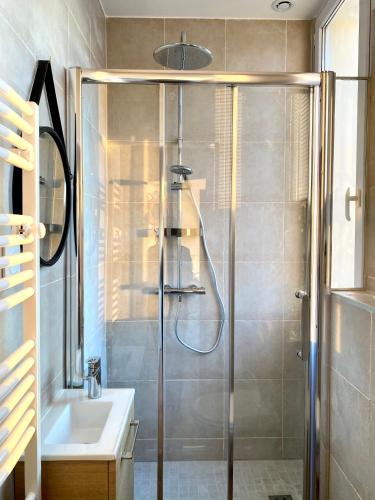 une salle de bain avec douche et lavabo dans l'établissement Top floor studio near Montmartre, à Paris